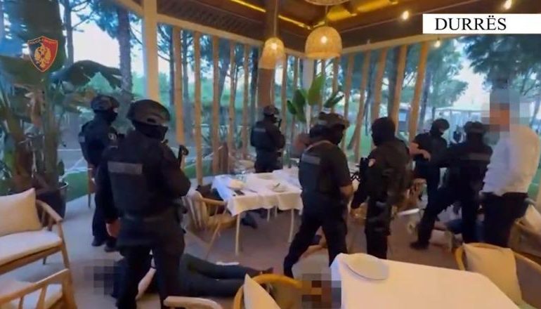 “POLICIA, BARKAS…”/ Momenti ku efektivët ‘mësyjnë’ në restorantin ku po drekonte Xhevdet Plaku dhe 6 të tjerët