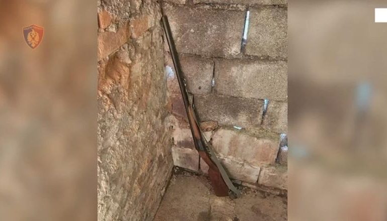 THEU MASËN E SIGURISË “ARREST ME BURG”/ Goditi me thikë një 34-vjeçar dhe i dëmtoi automjetin, vihet në pranga 28-vjeçari (EMRI)