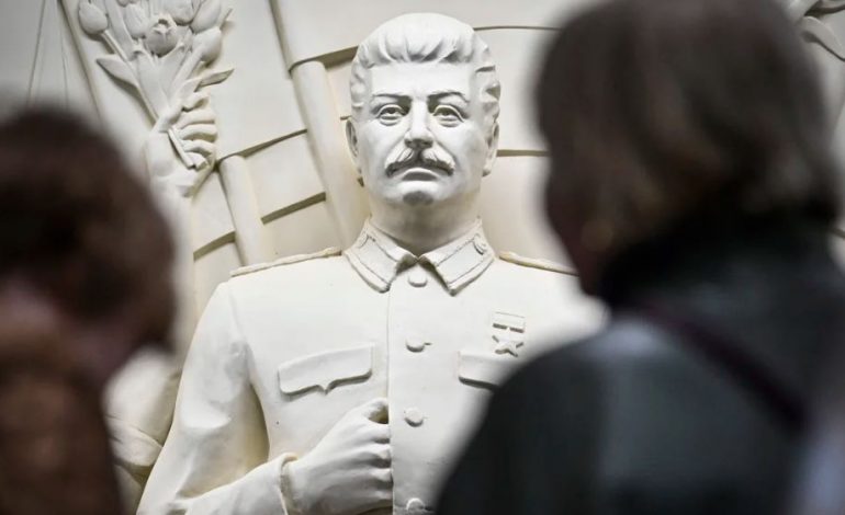 “RIKTHEHET” STALINI/ Monumenti në metronë e Moskës shkakton debat në Rusi