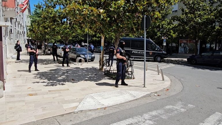 U ARRESTUAN KUR PO DREKONIN MË DURRËS/ Gjykata lë në burg “Akilin” dhe 4 të tjerë! Njëri lirohet nga qelia