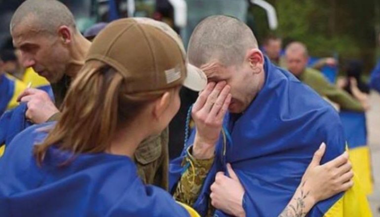 LOTËT E GRAVE DHE NËNAVE TË ROBËRVE UKRAINAS TË LUFTËS/ Një episod rrënqethës pas lirimit të ushtarëve nga Rusia