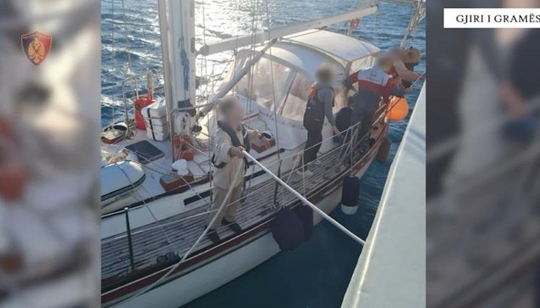 MJETI LUNDRUES PËSOI DEFEKT/ Policia u vjen në ndihmë dy turistëve në Gjirin e Gramës