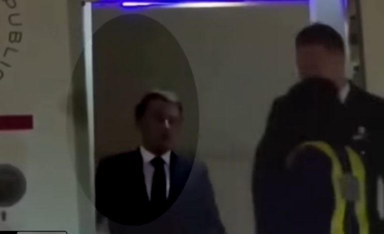 “NUK JAM ZËNË ME GRUAN “/ Macron reagon pas videos së sikletshme në Vietnam: Po bënim shaka siç bëjmë shpesh