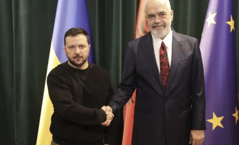 “DISKUTUAM BASHKËPUNIMIN…”/ Zelensky telefonon Ramën: E ftova të marrë pjesë në Samitin Ukrainë- Europa Juglindore