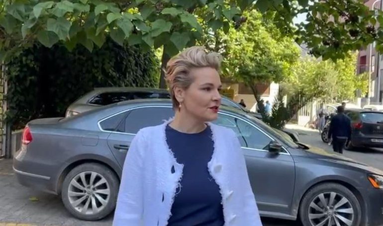 E PADITUR PËR SHPIFJE/ Monika Kryemadhi paraqitet në GJKKO