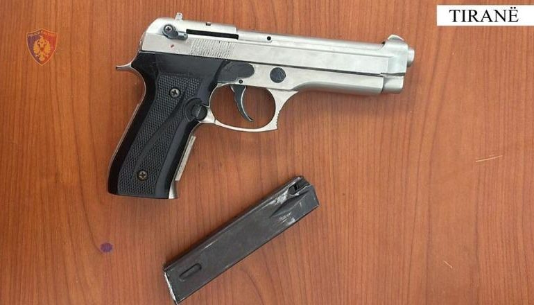 E PËSON KEQ/ Lëvizte me armë zjarri me vete, arrestohet 18-vjeçari në Tiranë