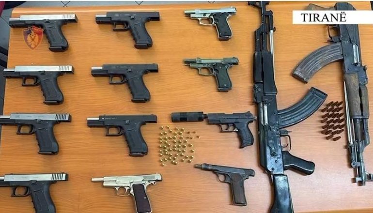 TRAFIK ARMËSH NGA KOSOVA NË SHQIPËRI/ 10 të arrestuar, 2 në kërkim! Sekuestrohen 12 pistoleta, 1 silenciator dhe 2 automatikë (EMRAT)