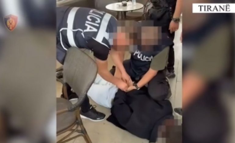 “SHTRIHUNI, POLICIA!”/ Momenti kur policia shtrin në tokë disa nga trafikantët e armëve të zjarrit dhe u vë prangat