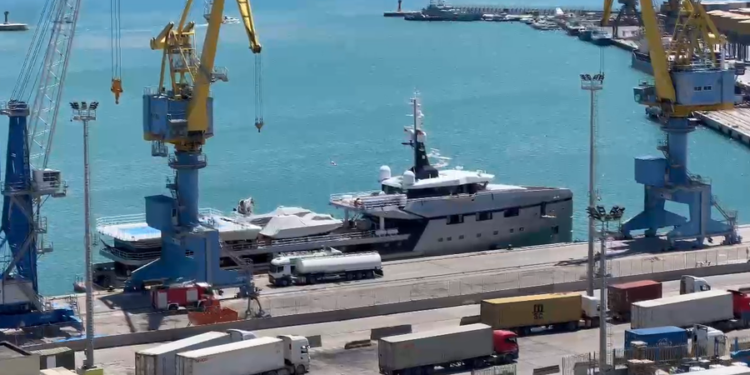 FOTOLAJM/ Jahti luksoz i miliarderit Jeff Bezos ankorohet në Portin e Durrësit