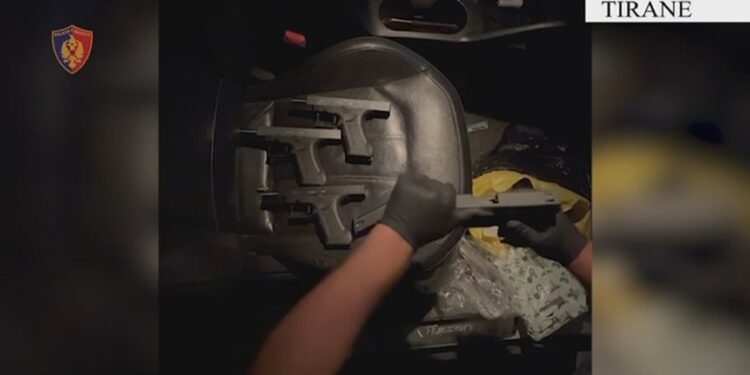 TË TJERA DETAJE / Trafiku i armëve Kosovë-Shqipëri, policët e infiltruar filmuan pazaret, “magazina” në Burrel