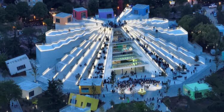“ARKITEKTËT RUAJTËN…”/ Bloomberg, jehonë Piramidës së Tiranës: Një Shqipëri në ndryshim dhe…