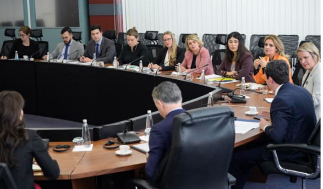 KOSOVË/ Dialogu me Serbinë dhe integrimi në BE, Kurti takon një përfaqësi të stafit të Kongresit Amerikan
