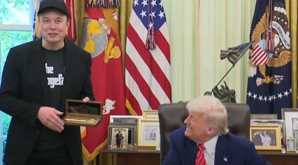 ELON MUSK MBAN FJALIMIN E LAMTUMIRËS/ Shfaqet në konferencë me Trump! Presidenti amerikan i dhuron “çelësin e artë”