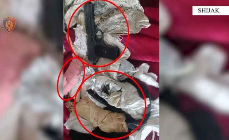 ME KALLASH DHE PISTOLETË NË BANESË/ Arrestohet 30-vjeçari në Maminas, shpallet në kërkim babai i tij