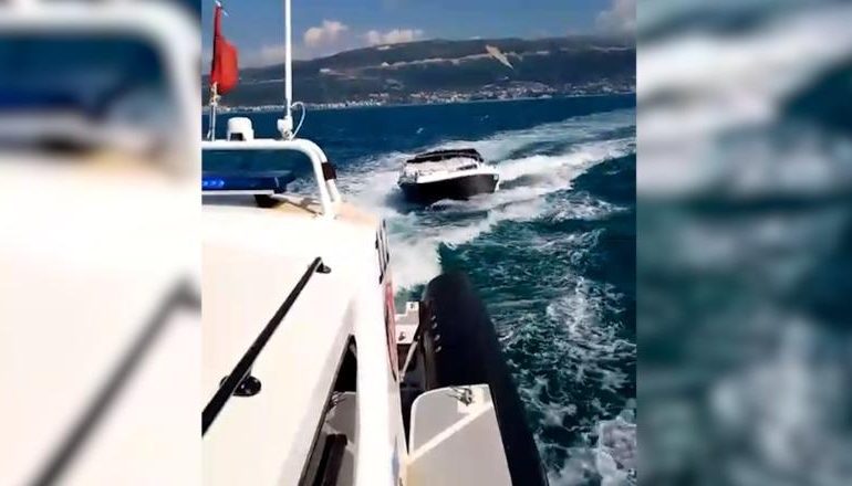 RREZIKOI MBYTJEN/ Policia i vjen në ndihmë skafistit në Vlorë! Mjeti lundrues pësoi defekt në motor
