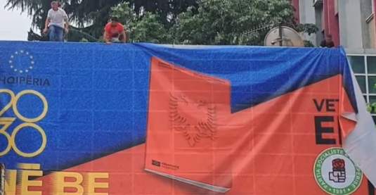 MBYLLJA E FUSHATËS/ Godina e PS ‘mbulohet’ nga posteri gjigant