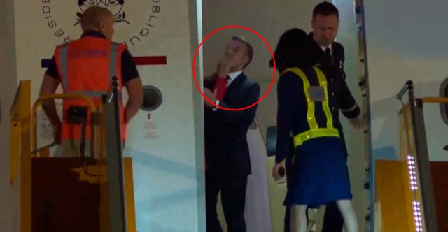 VIDEOLAJM/ Brigitte godet me shuplakë Macron para kamerave? Momenti i sikletshëm bëhet viral