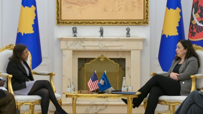 NGËRÇI POLITIK NË KOSOVË/ Presidentja Osmani zhvillon një takim me përfaqësuesen e SHBA-së Anu Prattipati