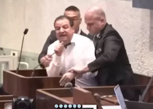 “JENI TË DOBËT…”/ Deputeti izraelit protestë në parlament, nxirret me forcë nga salla e Kuvendit