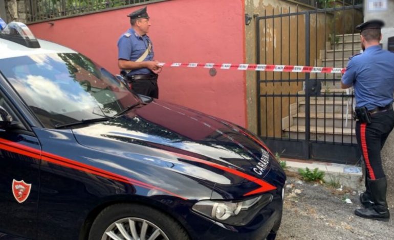 “KA VDEKUR”/ Shqiptari në Itali dhunon brutalisht gruan, e mbështjell me tapet dhe tenton ta hedhë nga ballkoni