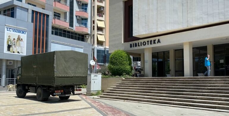 11 MAJI/ Materialet zgjedhore mbërrijnë në Lushnjë dhe Divjakë, monitorohen nga organet e rendit