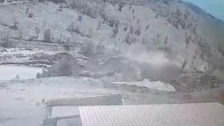 RËSHQITJE E MASIVIT TË DHEUT NË FABRIKËN E KROMIT NË KLOS/ Ministria e Mbrojtjes: Vazhdon kërkimi për gjetjen e të riut, ka rrezik në zonë