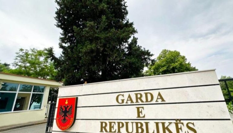 E RËNDË NË TIRANË/ Vetëvritet me armën e shërbimit punonjësi i gardës (EMRI)