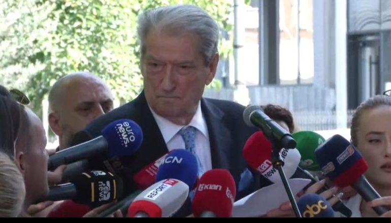 KALLËZIMI I GJYQTARES PËR SHPIFJE/ Berisha pyetet në SPAK dhe sulmon gjyqtaren: Mashtruese ordinere, duhej të ishte në burg