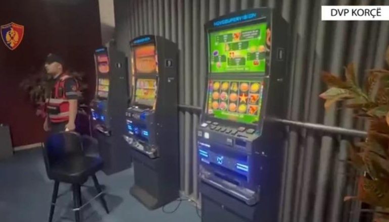 E PËSOJNË KEQ/ Ushtronin lojëra fati në një lokal në kundërshtim me ligjin, arrestohen dy persona në Korçë! Në kërkim poseduesi i makinetave