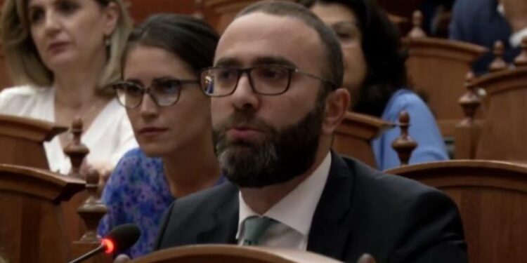 DEBATE NË KUVEND/ Bardhit nuk i del inati: Zegjine Balluku duhet të vijë e të prezantojë projektligjin, s’mund të fshihet për shumë gjatë