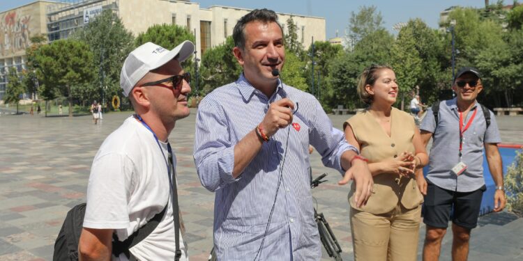 REAGON SËRISH NGA BURGU/ Veliaj: Tirana gëlon nga turistët falë investimeve, mbi 10 milionë vizitorë në vit