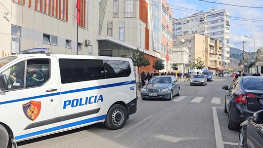 EMRI/ Transportonte emigrantë të paligjshëm kundrejt fitimit, përfundon në pranga 37-vjeçari në Elbasan