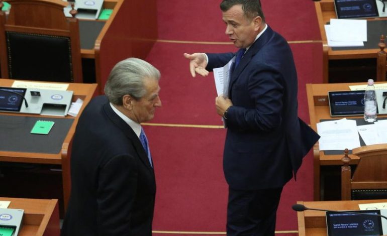 “NGRIJE KOKËN, E MBAN MEND ÇFARË I KE THËNË BERISHËS”/ Balla përplaset me Berishën në Kuvend