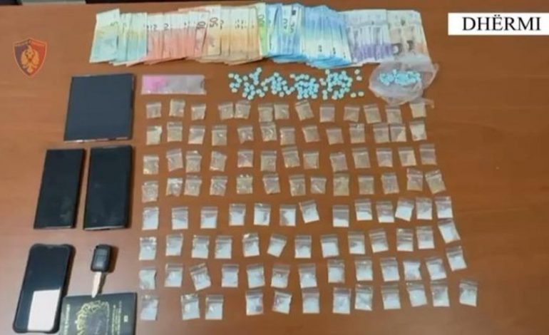 FURNIZONIN LOKALET ME DROGËRA TË FORTA/ Arrestohen dy të rinjtë anglezë në Dhërmi