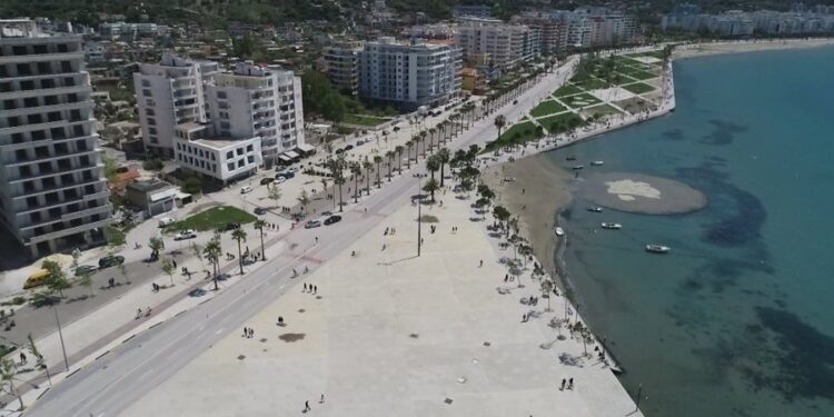 “PARADITE NË PUNË, PASDITE NË PLAZH”/ Formula e re për të joshur punonjësit në sektorin e turizmit