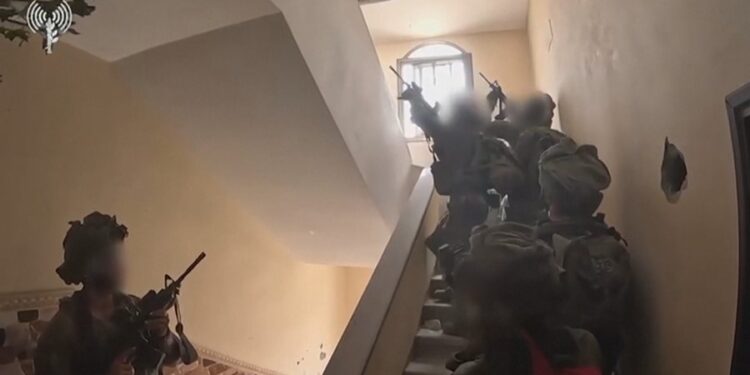 NUK NDALET MASAKRA NË GAZA/ Izraeli vret 17 palestinezë, plaçkiten 40 kamionë me ndihma
