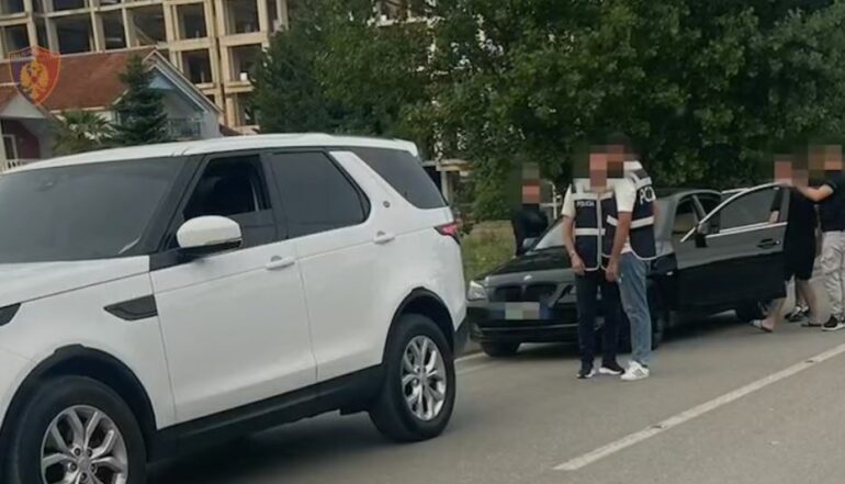 PISTOLETË, MUNICION E KOKAINË/ Arrestohet 27-vjeçari në Pogradec, i dënuar më parë për vrasje (EMRI)