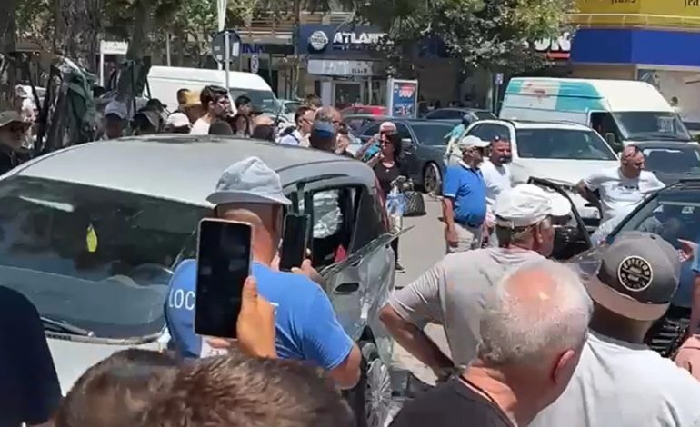 NDODH EDHE KJO/ Aksidenti përfundon në sherr në Vlorë, njëri prej shoferëve… (PAMJET)