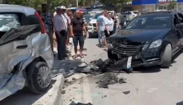 NJËSOJ SI NË SKENË FILMI/ Momenti kur “çmendet” vlonjati, pas gërvishtjes së makinave godet Fiatin me Benz