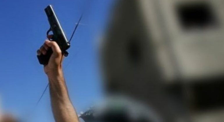 DETAJET E PARA/ Përplasje me armë zjarri në Golem, plagoset 22-vjeçari