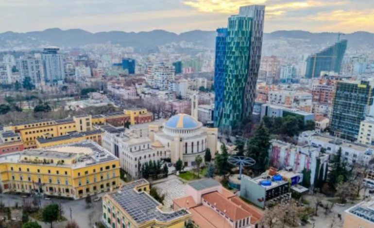 “KOMBI QË PËR KATËR DEKADA…”/ Forbes: Ndërtimi i Tiranës, vizioni i guximshëm arkitekturor që po riformëson kryeqytetin e Shqipërisë