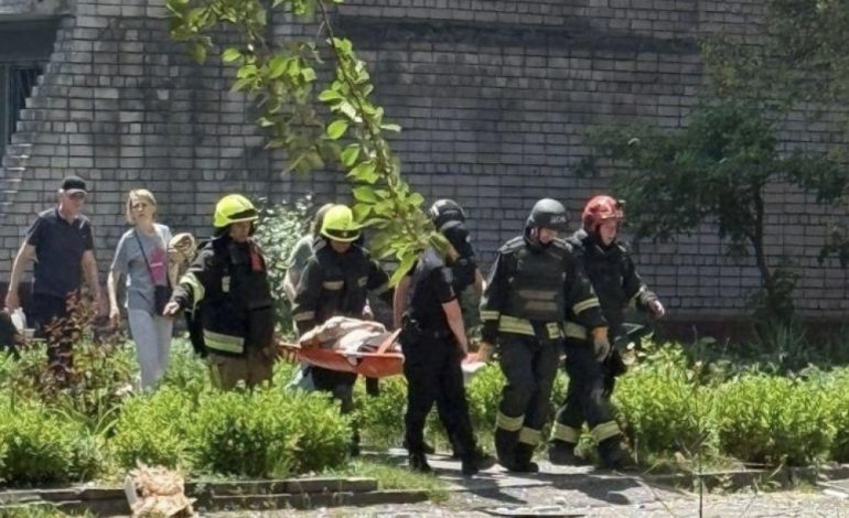 RUSIA VAZHDON BOMBARDMET NË UKRAINË/ 9 të vdekur dhe 70 të plagosur në Dnipropetrovsk