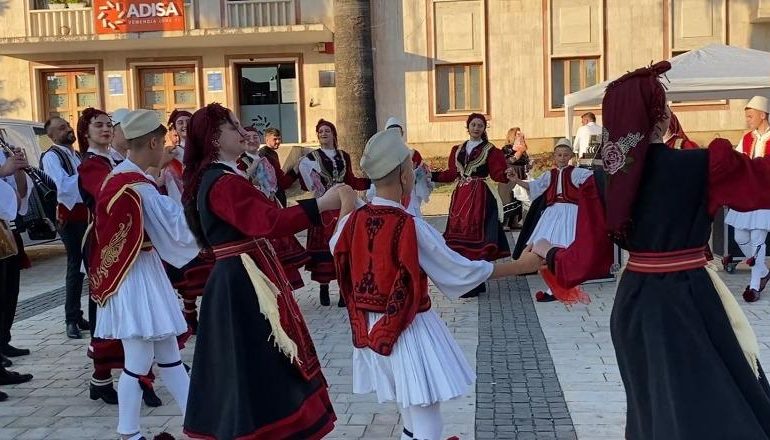 PJESMARRËS 16 GRUPE FOLKLORIKE SHQIPTARE/ Hapet edicioni i 13-të i Festivalit Folklorik Tipologjik të Valles Burimore në Lushnje