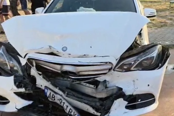 AKSIDENT I FRIKSHËM NË LEZHË/ Makina përplaset me automjetet e parkuar pranë një këndi lojërash