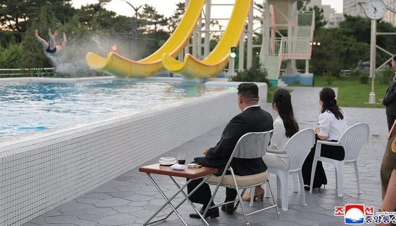 SKENA SURREALE NGA KORE E VERIUT/ Diktatori me një pije dhe cigare, gjeneralët rrëshqasin në pishinë