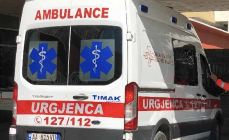 E TRISHTË/ Pushimet në Lezhë kthehen në tragjedi, 23-vjeçari dërgohet nga familjarët në spital pa shenja jete