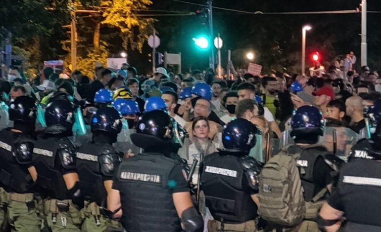 TENSIONET NË BEOGRAD/ Plagosen disa policë dhe dy protestues pas përplasjeve të dhunshme