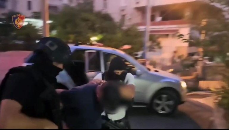 I DËNUAR PËR VRASJE, RRËMBIM DHE ARMËMBAJTJE PA LEJE/ Arrestohet 41-vjeçari në Qeparo