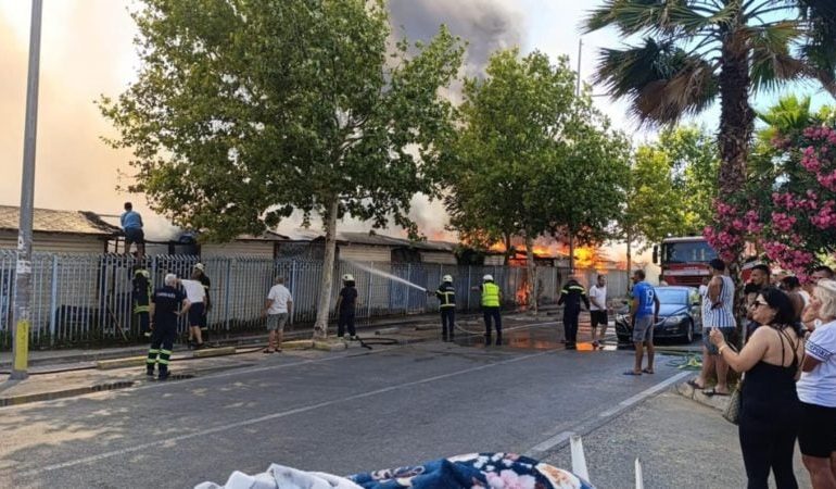 ZJARR NË DURRËS/ Përfshihet nga flakët tregu afër plazhit, ‘re’ të mëdha tymi në qytet