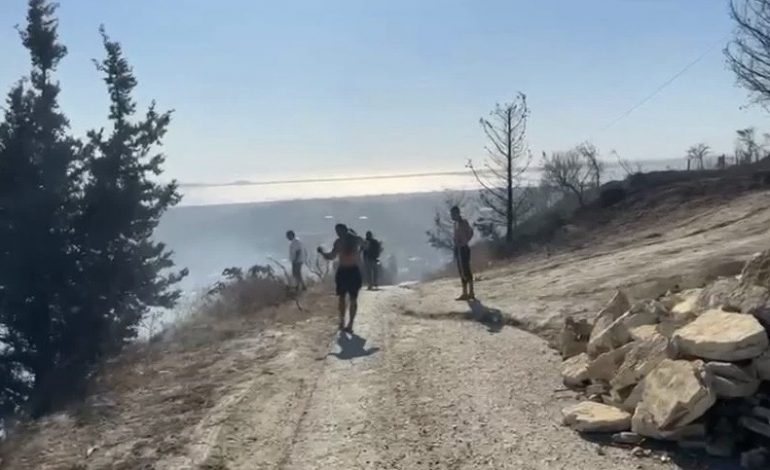 DETAJET NGA VENDNGJARJA/ Del jashtë kontrollit zjarri në fshatrat e Vlorës, ndërhyn helikopteri me ujë